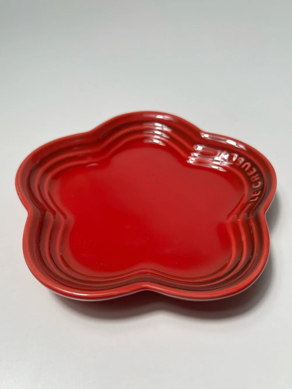 Le Creuset Stoneware Flower Petal Scalloped Trinket Dish Plate Tray